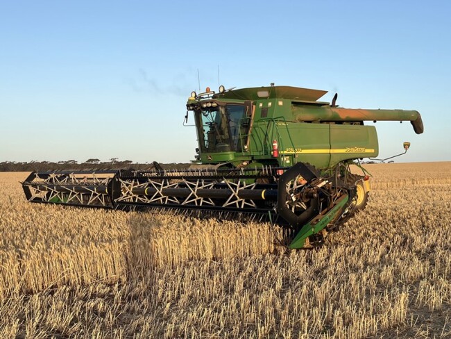 04b JD 9760 Header